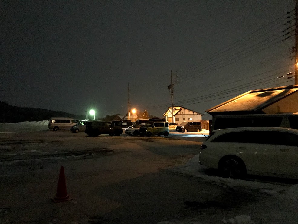 野沢温泉スキー場 第二駐車場：降雪量が多い時は雪かきが必要