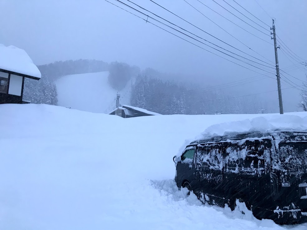 野沢温泉スキー場 第二駐車場：降雪量が多い時は雪かきが必要