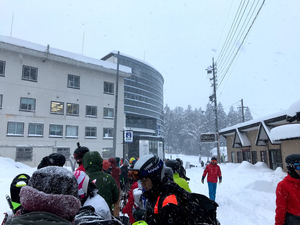 野沢スキー場 長坂ゴンドラ乗り場の行列