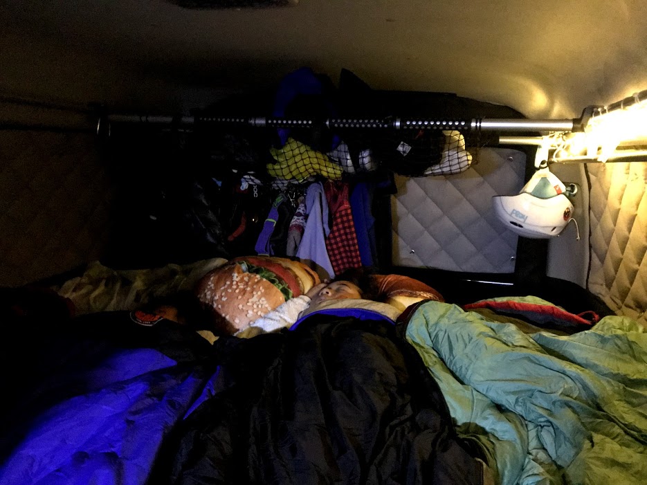 車中泊の寝具は寝袋と布団どっちが良い!?真冬から真夏まで試した結論  とうちゃんはテンネンパーマ