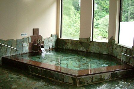【湯沢の日帰り温泉】岩の湯は窓から魚野川の景色が楽しめる