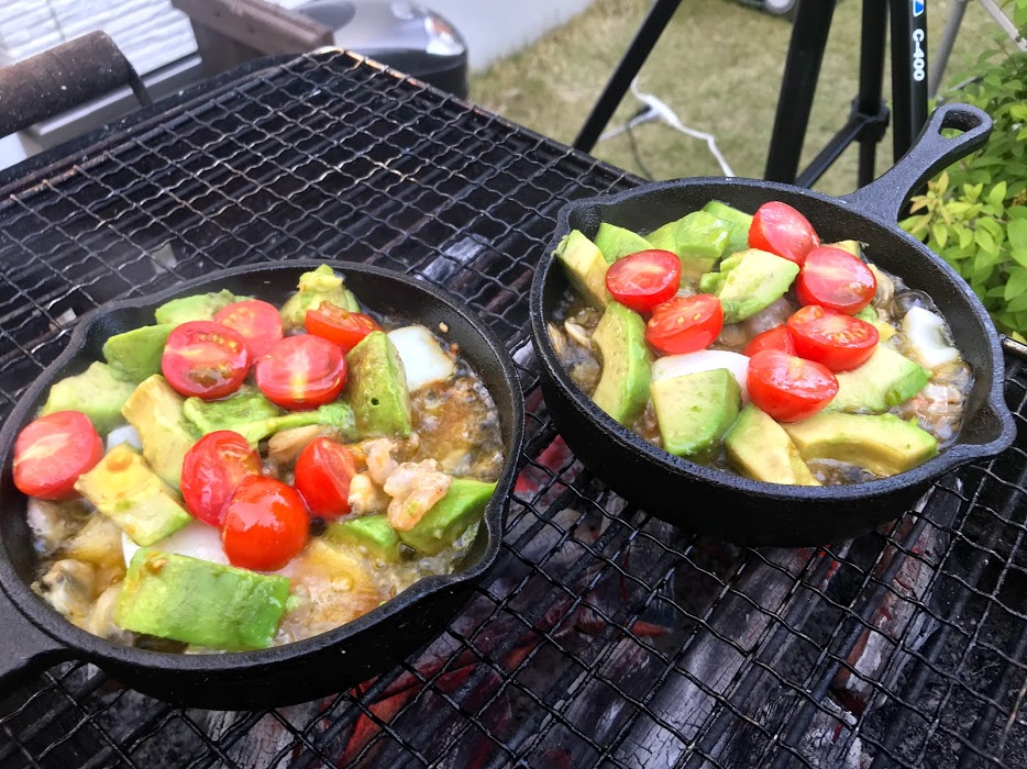 庭キャンプ料理 夕食メニュー4：魚介とアボガドとトマトのアヒージョ